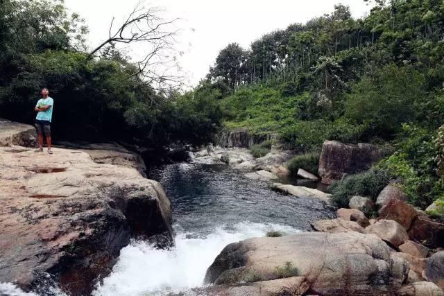 网曝沈阳地铁车厢一老人强行乞讨 地铁客服回应